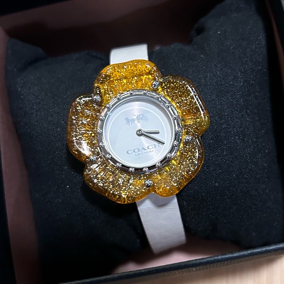 COACH FLOWER WATCH WITH 36mm GOLDEN TONE FLOWER FACE & OFF WHITE LEATHER BAND - Picture 1 of 6